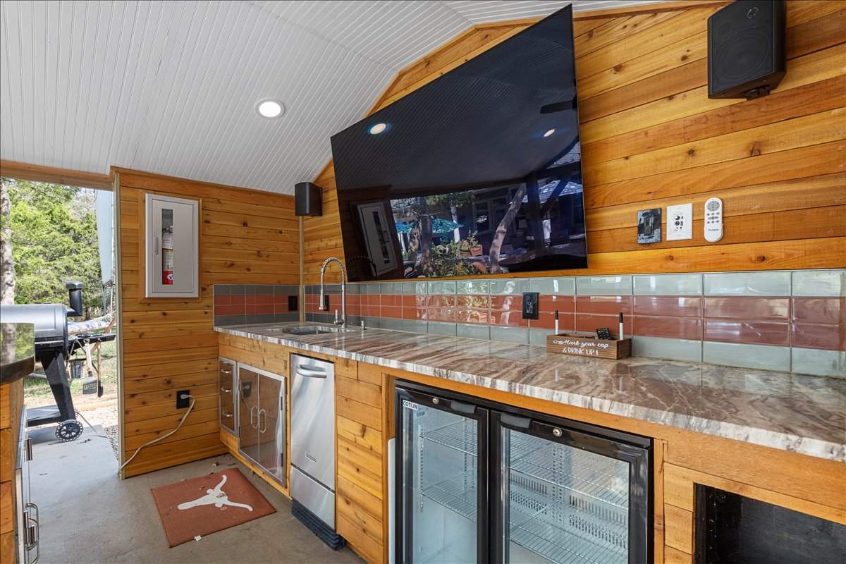 Outdoor kitchen and bar